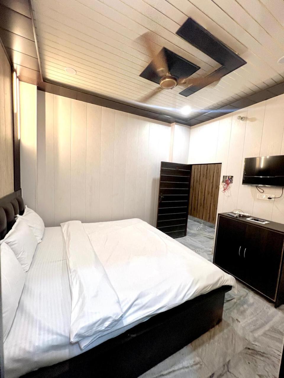 Durga P Guest House Near Harishchandra Ghat Varanasi Exterior photo